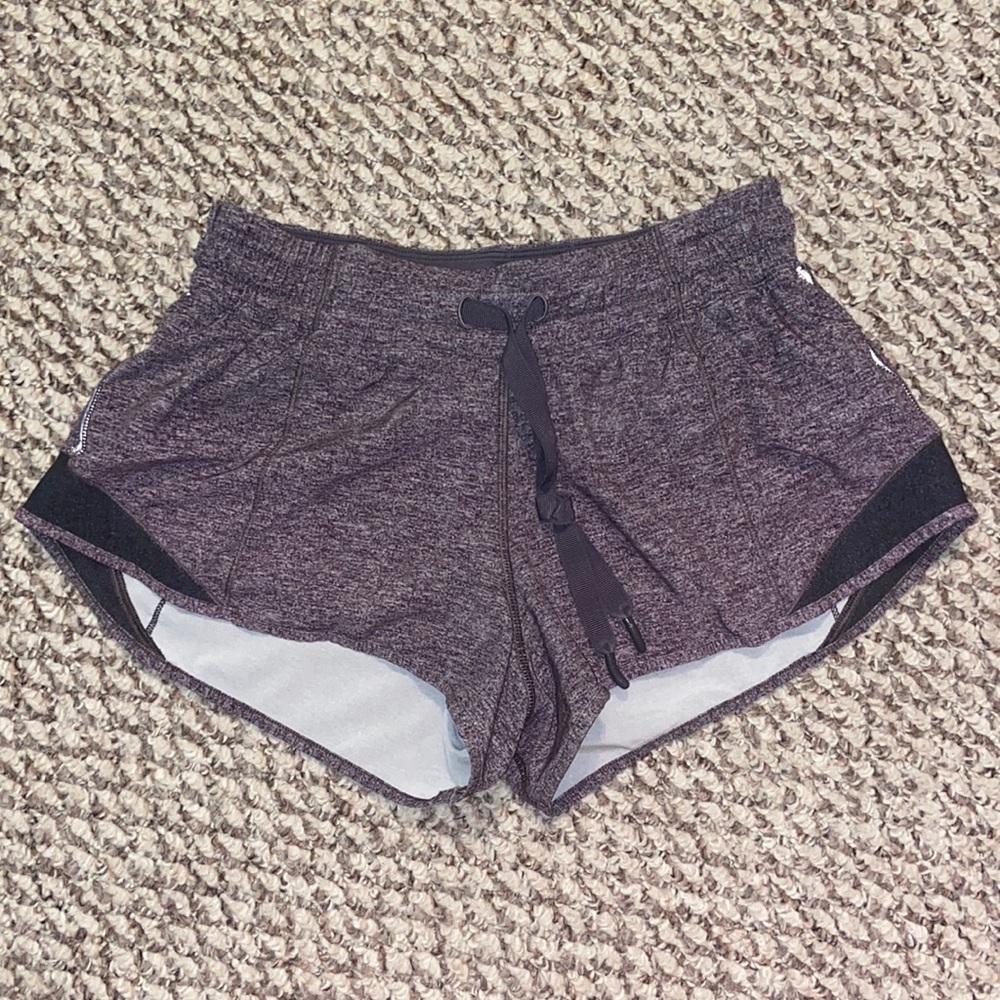 lululemon hotty hot shorts size 4 LR 2.5”